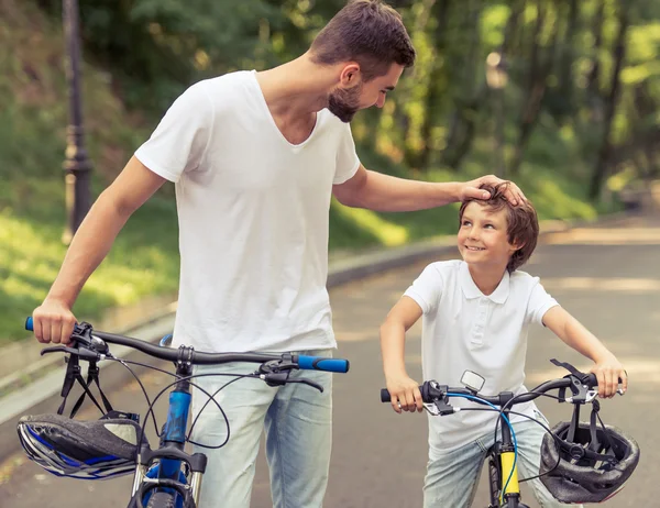 Baba ve oğul Bisiklete binme — Stok fotoğraf