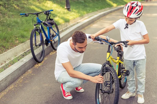 Dad and son cycling — Stock Photo, Image