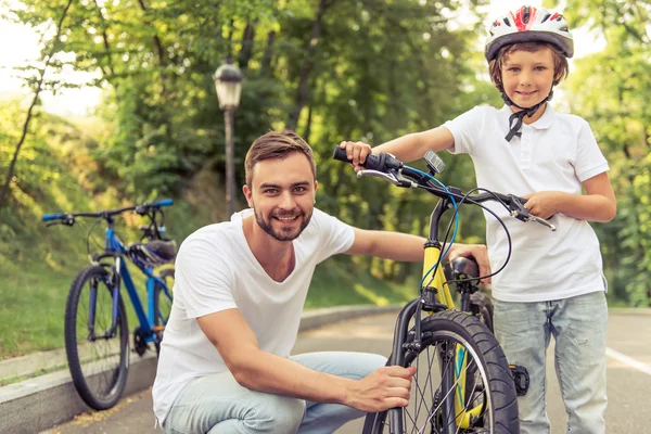 Baba ve oğul Bisiklete binme — Stok fotoğraf