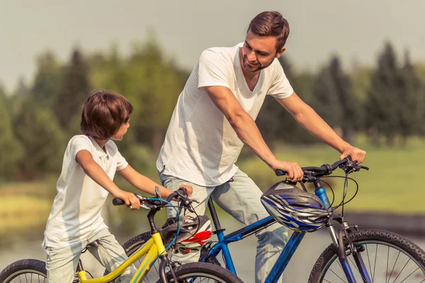 Pai e filho de bicicleta — Fotografia de Stock