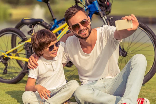 お父さんと息子のサイクリング — ストック写真