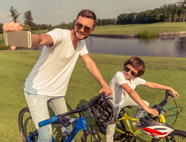 Papá y su hijo en bicicleta —  Fotos de Stock