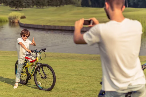 Papá y su hijo en bicicleta — Foto de Stock