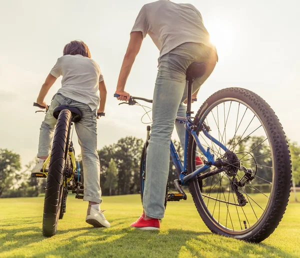 Pai e filho de bicicleta — Fotografia de Stock