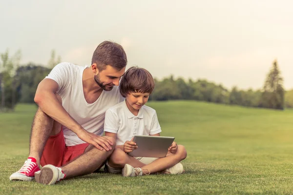 Dad and son with gadget — Stock Photo, Image