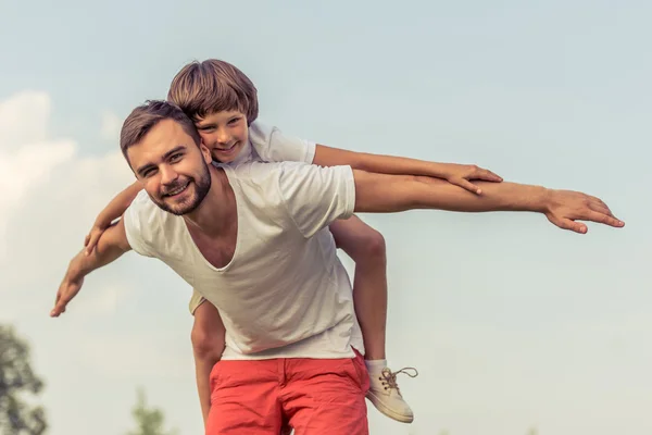 Pai e filho descansando ao ar livre — Fotografia de Stock