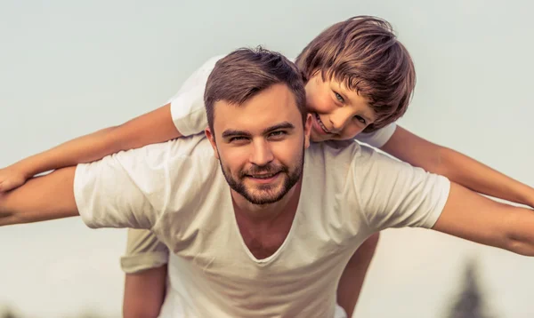 Dad and son resting outdoors — Stock Photo, Image