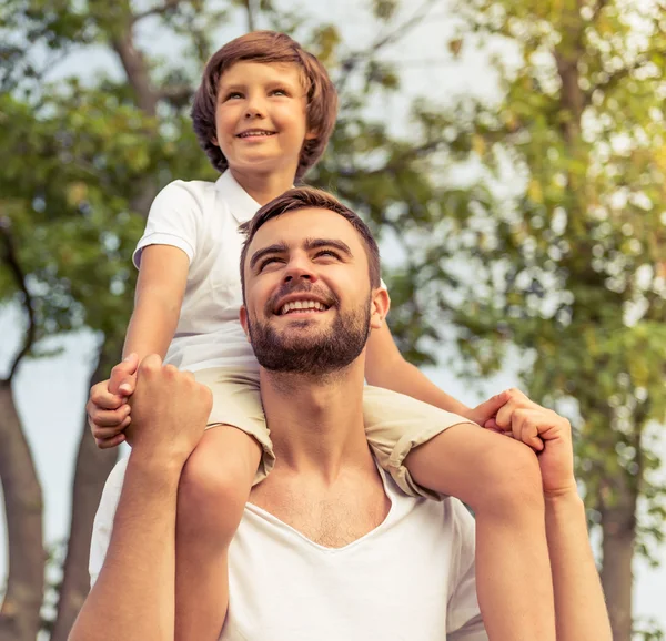 Pappa och son vila utomhus — Stockfoto