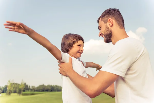 Dad and son resting outdoors — Stock Photo, Image