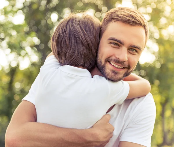 Dad and son resting outdoors — Stock Photo, Image