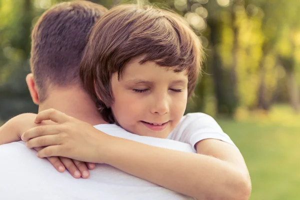 Papá e hijo descansando al aire libre — Foto de Stock