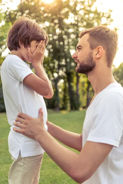 Papá e hijo descansando al aire libre — Foto de Stock