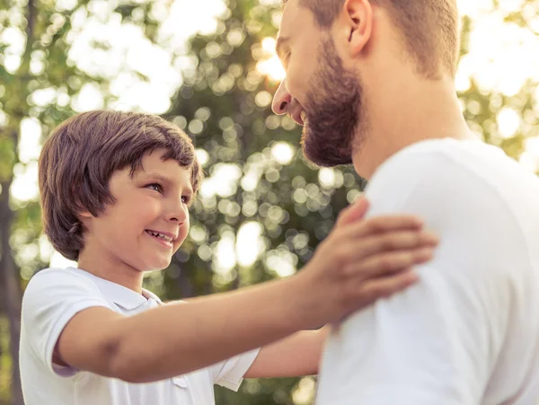 Papá e hijo descansando al aire libre — Foto de Stock