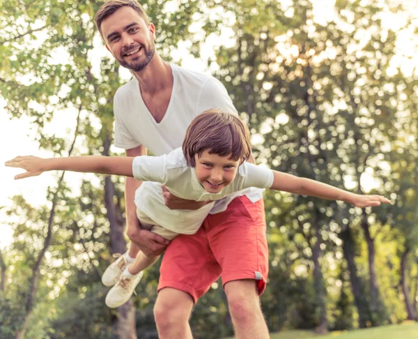 Dad and son resting outdoors — Stock Photo, Image