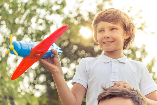 Vader en zoon rust buitenshuis — Stockfoto