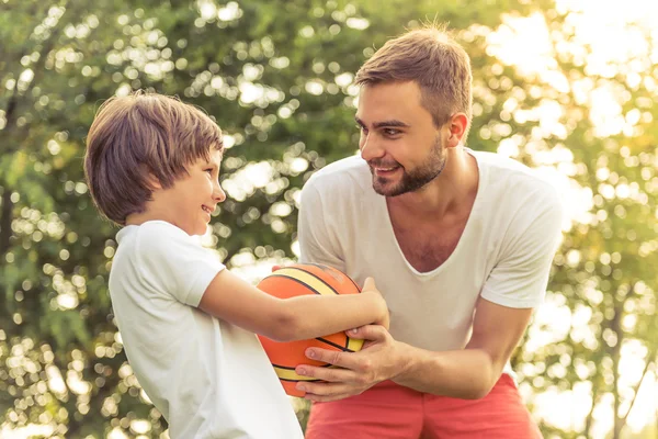 Dad and son resting outdoors — Stock Photo, Image