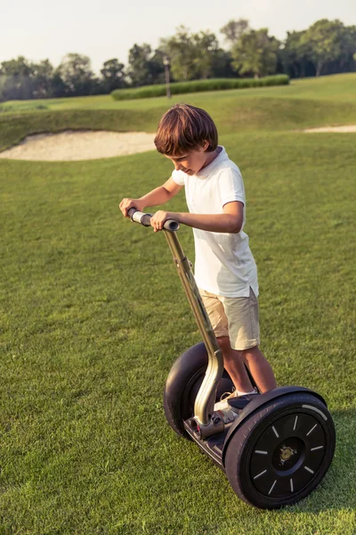 Niño pequeño al aire libre — Foto de Stock