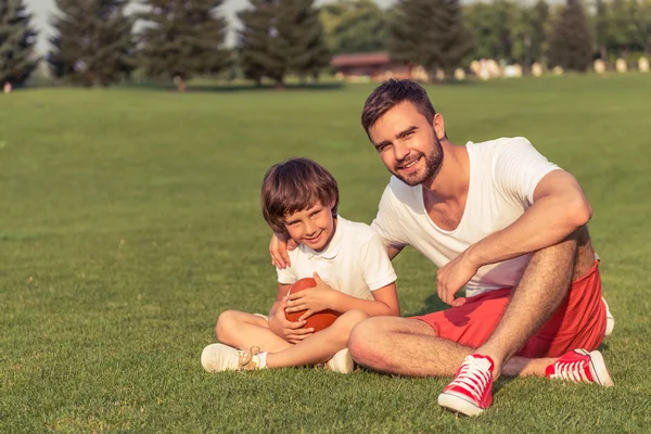 Dad and son resting outdoors — Stock Photo, Image