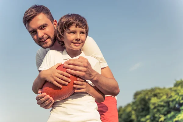 Papá e hijo descansando al aire libre — Foto de Stock