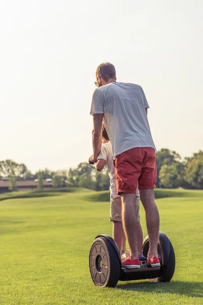 Papá e hijo descansando al aire libre — Foto de Stock