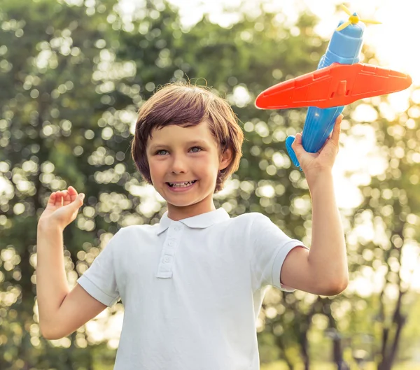 Kleine jongen buitenshuis — Stockfoto