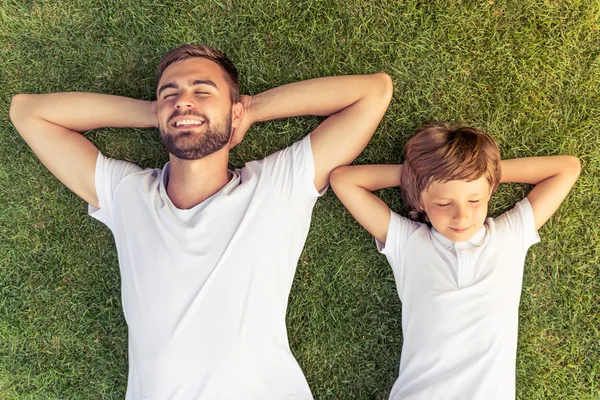 Dad and son resting outdoors — Stock Photo, Image