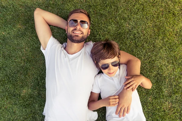 Papa et fils se reposant à l'extérieur — Photo