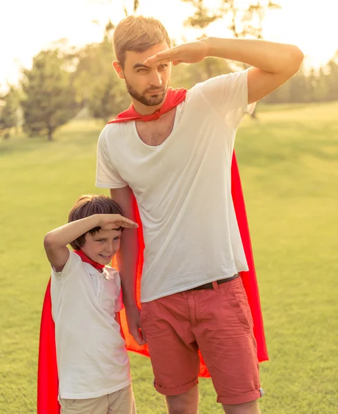 Papà e figlio che giocano a supereroi — Foto Stock