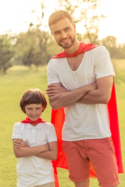 Papá e hijo jugando a los superhéroes — Foto de Stock