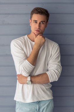 Yakışıklı genç adam.