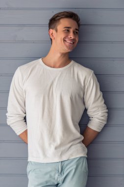 Yakışıklı genç adam.