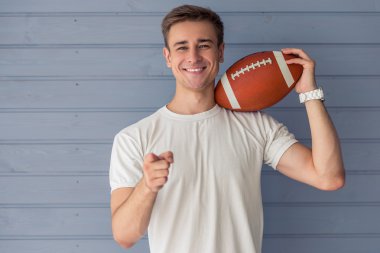 Yakışıklı genç adam.