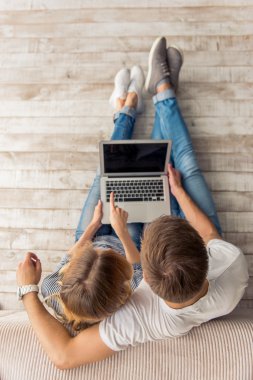 Güzel genç çift ile becerikli alet