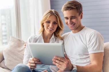 Güzel genç çift ile becerikli alet