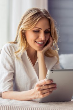 Güzel genç kadın ile becerikli alet