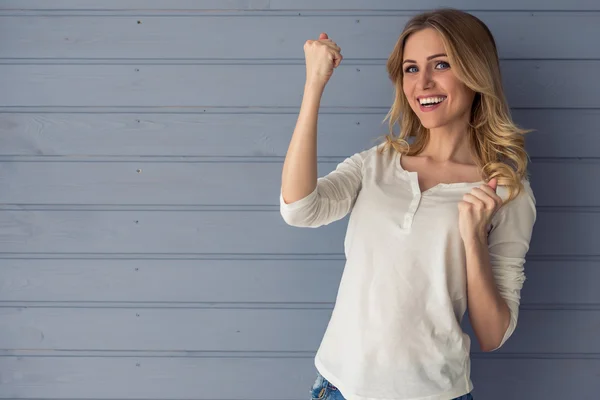 Schöne junge Frau — Stockfoto