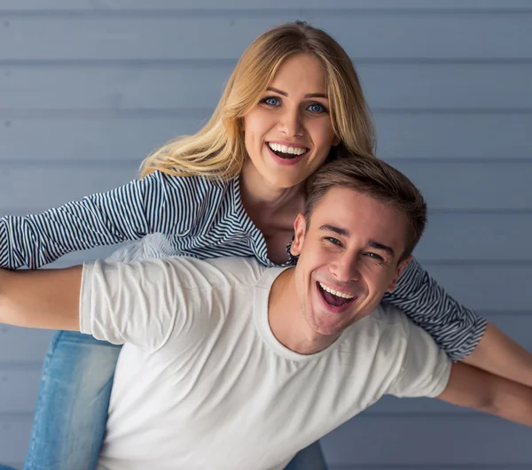 Bonito jovem casal — Fotografia de Stock