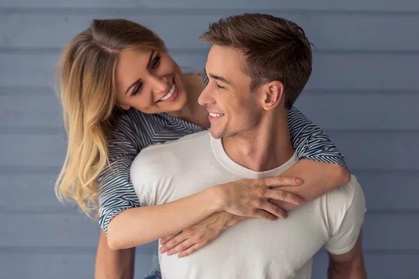 Bonito jovem casal — Fotografia de Stock