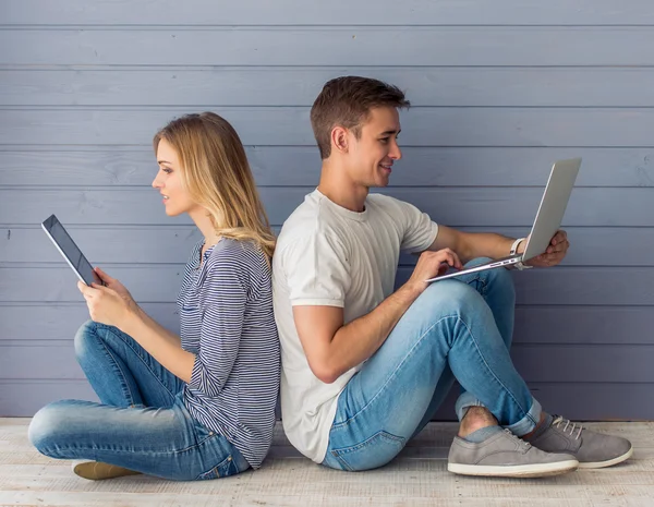 Beautiful young couple with gadget — Stock Photo, Image