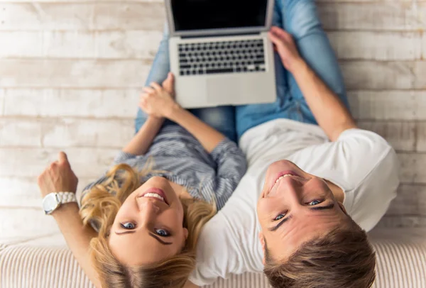 Schönes junges Paar mit Gadget — Stockfoto