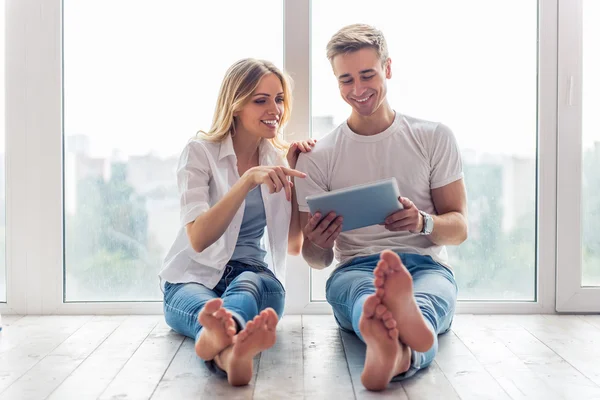 Beautiful young couple with gadget — Stock Photo, Image