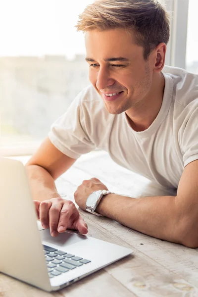 Schöner junger Mann mit Gadget — Stockfoto