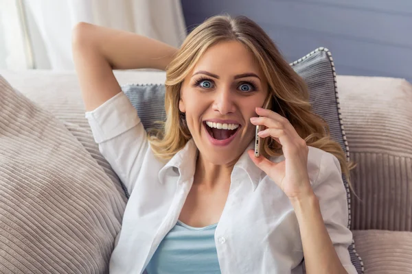 Mooie jonge vrouw met gadget — Stockfoto