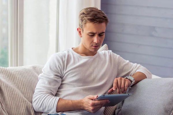 Handsome young man with gadget — 图库照片