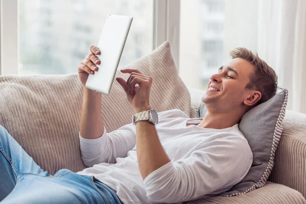 Jovem bonito com gadget — Fotografia de Stock