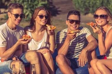 Gençler açık havada dinlenme