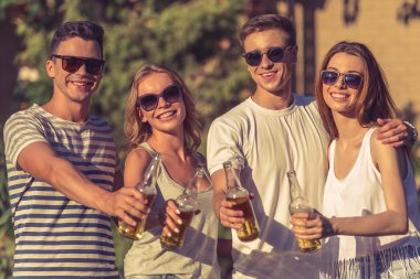 Gençler açık havada dinlenme