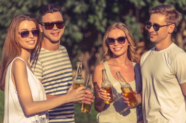 Gençler açık havada dinlenme