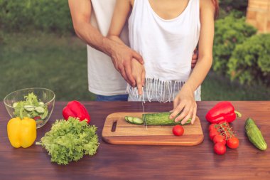genç bir çift yemek