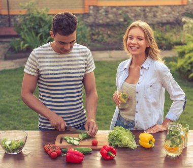 genç bir çift yemek